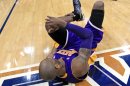 Kobe Bryant de los Lakers de Los Angeles se duele del tobillo luetgo de haberse lesionado en el partido contra los Hawks de Atlanta el miércoles 13 de marzo de 2013, en Atlanta. Los Lakers anunciaron que jugarán sin Bryant ante los Suns de Phoenix el lunes 18 de marzo de 2013. (Foto AP/Atlanta Journal-Constitution, Curtis Compton)