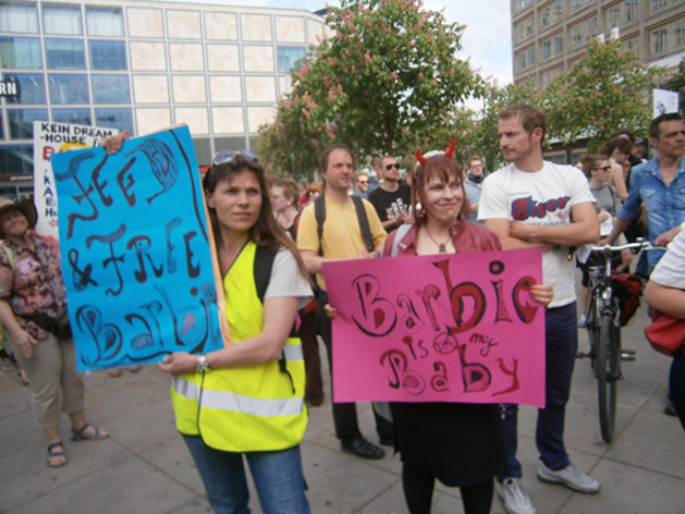 متظاهرون يحتجون على "باربي" ببرلين