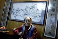 Le prix Nobel de littérature 2012 a été attribué jeudi au Chinois Mo Yan. Né en 1955 de parents cultivateurs dans la province du Shandong, Mo Yan succède au poète suédois Tomas Transtromer. /Photo d'archives/REUTERS/China Daily