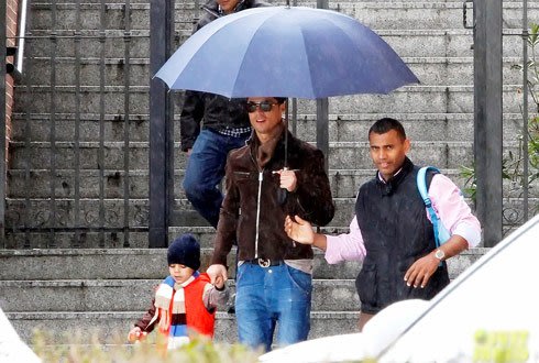 رونالدو رفقة إبنه الصغير في أجواء ماطرة في مدريد 1-jpg_123138