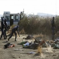 Εικόνες σοκ: Η αστυνομία πυροβολεί και σκοτώνει εν ψυχρώ μεταλλωρύχους στη Ν.Αφρική - ΒΙΝΤΕΟ