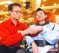 即使左手先天發育不全，林智偉（左）仍每日為肌肉萎縮的陳祐生（右）按摩復健，昨獲罕病基金會頒獎表揚。趙元彬攝