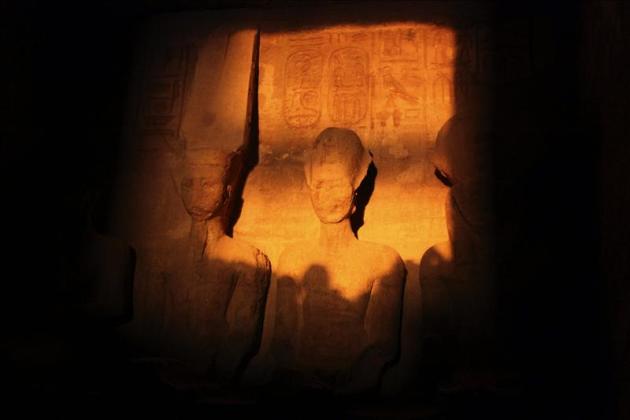 El sol ilumina de lleno el rostro de la estatua de Ramsés II (c) y comienza a alumbrar también las estatuas de los dioses Amón (a su derecha) y Ra (a su izquierda) en el templo de Abu Simbel, en un fe