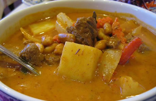 CNN xếp món cà-ri Massaman của Thái Lan là "vua của các món ăn". Món này xuất phát ở cộng đồng Hồi giáo ở phía Nam Thái Lan, gồm bò hoặc gà vịt với một số gia vị, trong đó cà-ri là gia vị chính. Ngoài
