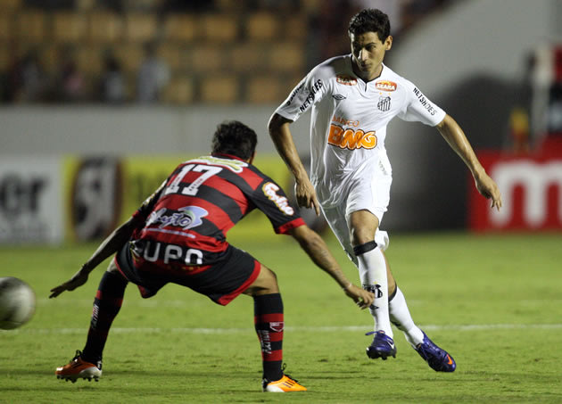 Paulo Henrique Ganso (d), do Santos, durante partida contra o Oeste pelo Campeonato Paulista 2012