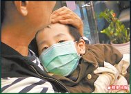 B型流感大流行，許多家長帶小孩到診所就醫。林建鋒攝