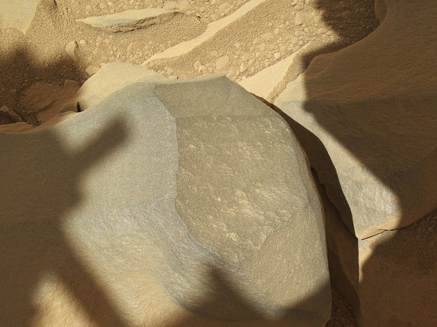 NASA's Mars rover Curiosity held its Mars Hand Lens Imager (MAHLI) camera about 10.5 inches (27 centimeters) away from the top of a rock called "Bathurst Inlet" for a set of eight images combined into this merged-focus view of the rock, taken during Curiosity's 54th Martian day on Mars, September 30, 2012. The Bathurst Inlet rock is dark gray and appears to be so fine-grained that MAHLI cannot resolve grains or crystals in it. This means that the grains or crystals, if there are any at all, are smaller than about 80 microns in size. REUTERS/NASA/Handout  (UNITED STATES - Tags: SCIENCE TECHNOLOGY) FOR EDITORIAL USE ONLY. NOT FOR SALE FOR MARKETING OR ADVERTISING CAMPAIGNS