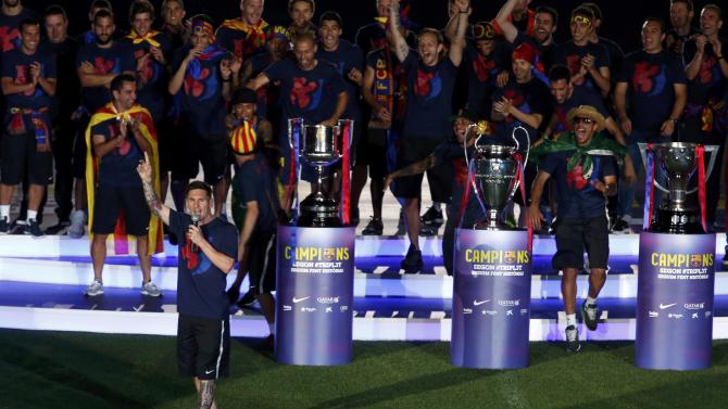 Barcelona&#39;s Messi speaks to supporters during celebration parade in Barcelona