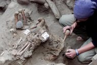 Especialistas trabalham num sítio arqueológico peruano