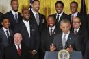 El presidente estadounidense Barack Obama bromea y felicita a los campeones de la NBA, los Miami Heat, incluyendo sus estrellas LeBron James (2I) y Dwyane Wade (2D) en un evento realizado en el salón Este de la Casa Blanca en Washington, el 14 de enero de 2014.