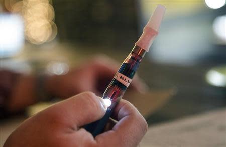 Reino Unido prohíbe el cigarrillo electrónico para los menores de 18 2014-01-27T092343Z_1_AMAEA0Q0Q3K00_RTROPTP_2_OESTP-REINOUNIDO-CIGARRILLOELECTRONICO
