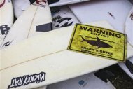 Francia va a contratar a pescadores profesionales para matar a unos 20 tiburones en la isla de Reunión, en el océano Índico, esta semana en un esfuerzo por comprender las razones de una serie de ataques en una zona de surf. En la imagen, varias tablas de surf durante una protesta junto a la prefectura de Saint Denis, en Reunión, el 26 de julio de 2012. REUTERS/Laurent Capmas