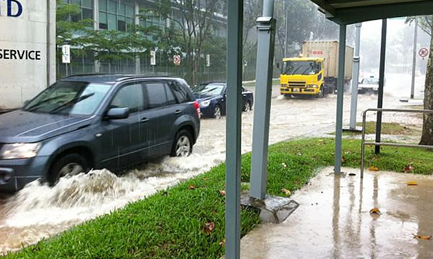  ... posts a photo of the flood in Bishan over Twitter. (Photo: @rincui