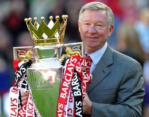 Alex Ferguson exibe o troféu da Premier League de 2010-11 em 22 de maio de 2011