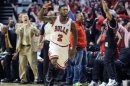 Nate Robinson de los Bulls de Chicago celebra tras encestar una canasta ante los Nets de Brooklyn el sábado 27 de abril de 2013. (AP Foto/Jim Prisching)