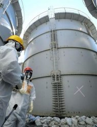 La radiación de un tanque que contiene agua altamente contaminada en la planta nuclear japonesa de Fukushima, dañada en el tsunami de 2011, se ha disparado multiplicándose por 18, dijo el domingo el operador de la planta. En la imagen de archivo, el ministro de Economía, Comercio e Industria Toshimitsu Motegi (segundo por la izquierda), visita los tanques de agua contaminada de Fukushima ataviado con un traje de protección, el 26 de agosto de 2013 en una foto difundida por la agencia japonesa Kyodo. REUTERS/Kyodo