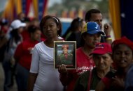 El cuerpo de Hugo Chávez, que según el gobierno difícilmente podrá ser embalsamado, será trasladado este viernes desde su capilla ardiente hasta un antiguo y simbólico cuartel convertido en museo, en lo que será la última gran marcha roja protagonizada por el fallecido mandatario, a un mes de las elecciones para elegir a su sucesor el 14 de abril