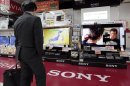 Un cliente observa televisores Sony en una tienda en Tokio, Japón. EFE/Archivo