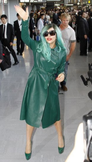 Lady Gaga tiba di bandara Narita, Jepang, 21 Juni lalu. (AP Photo/Koji Sasahara)