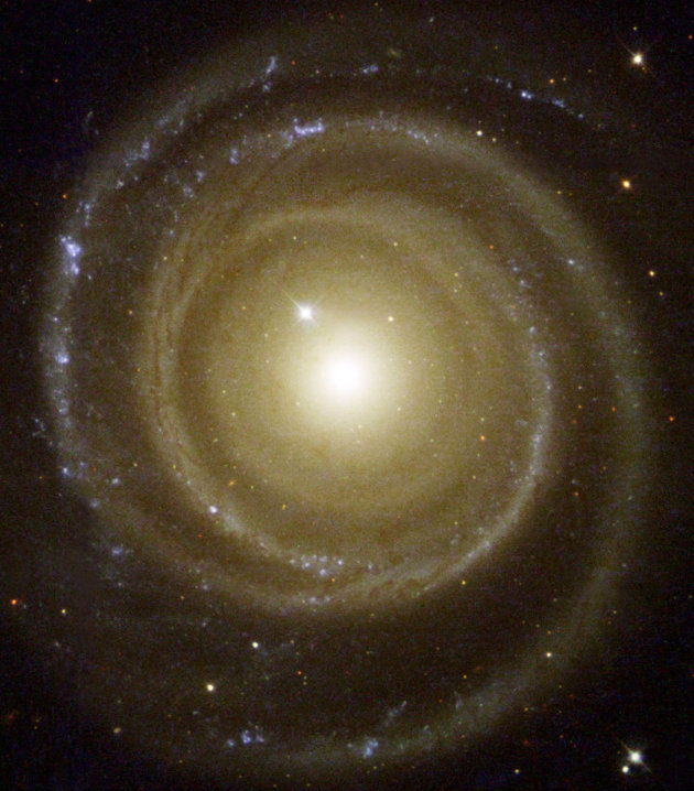 NGC 4622, una galassia la cui spirale gira al 'contrario'. Hubble l'ha rivelato nel 2002