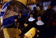 Peregrinos acampam fora da Basílica do Santuário de Aparecida para acompanhar missa do Papa Francisco