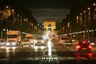 5 | La avenida de los Campos Elíseos de París es la más cara de Europa, por encima de New Bond Street en Londres, y la quinta a nivel mundial. El valor de los alquileres en la 'avenida más bella del mundo' subió un 5.3 por ciento en los últimos doce meses, a más de $10,000 por metro cuadrado, por delante de New Bond Street, que había destronado a la capital francesa en 2010. (Cezary Piwowarski/Wikimedia Commons)