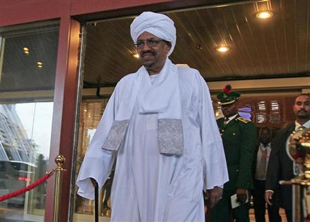 الرئيس السوداني عمر حسن البشير في نيجيريا يوم 14 يوليو تموز 2013 - رويترز