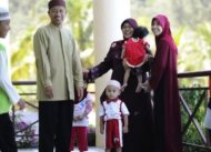 Seorang suami bersama dua isterinya anggota Klub Isteri Patuh di Malaysia.
