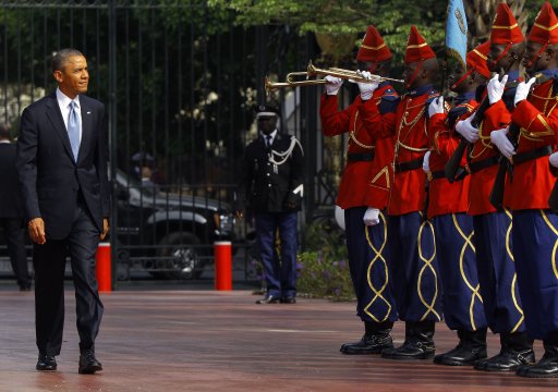 US President Obama greetede by honor guard in Dakar