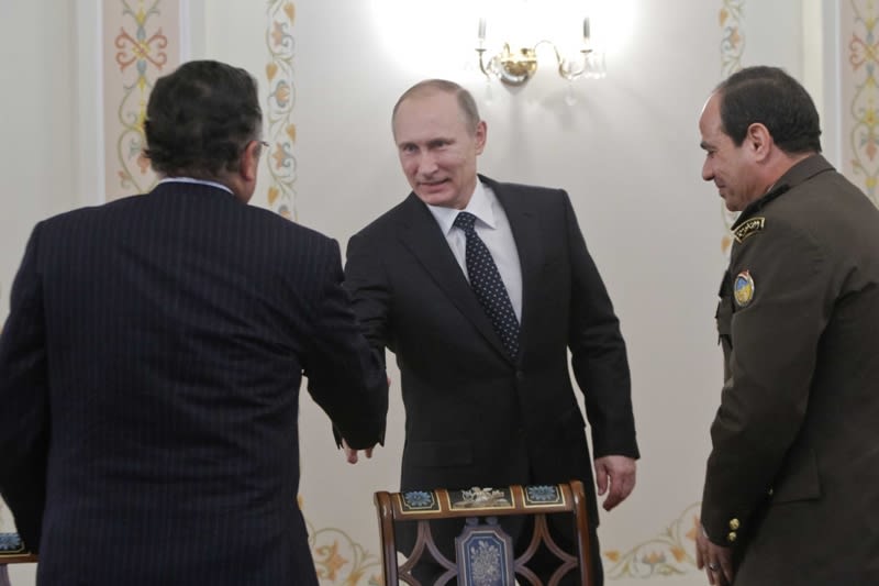 كيف استقبلت روسيا السيسي وزير دفاع مصر؟ AP81575541267-1-jpg_150831