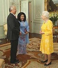 Sizzling yellow reception for Najib in UK