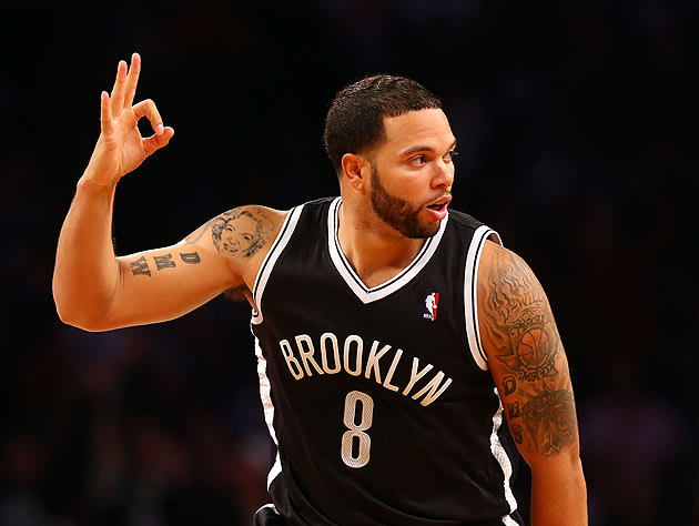 Despacho BROOKLYN NETS - Lowry+Speights en venta!! Se busca gran AP!! Deron-Williams-takes-a-look-at-the-monitor-thinks-his-new-tat-looks-A-OK.-Getty-Images-inset-via-Comedy-Central
