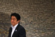 Премьер-министр Японии Синдзо Абэ улыбается, когда он прибывает на семинаре в Токио 5 июня 2013.  REUTERS / Toru Hanai