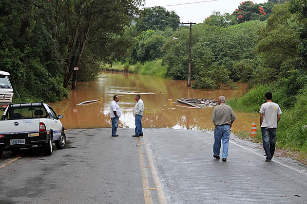 Chuvas castigam Minas Gerais e Rio de Janeiro Enchentes1-MG_142104