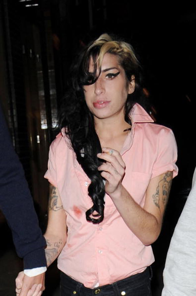Hallan muerta a la cantante Amy Winehouse en su piso de Londres 13-amy1