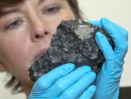 اعلن متحف التاريخ الطبيعي في لندن انه يملك حجرا نيزكيا من المريخ يتتمع بمزايا استثنائية ويوفر فرصة فريدة لكشف اسرار الكوكب الاحمر