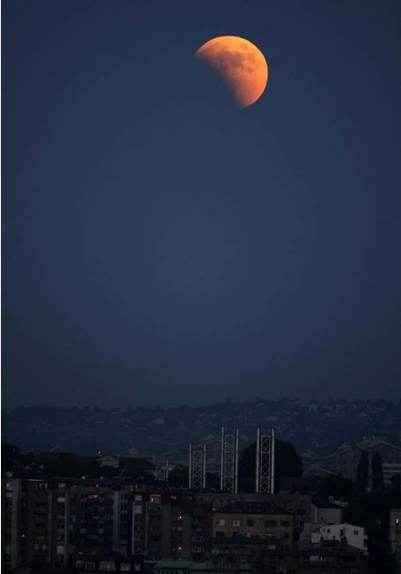 Raccolta foto dell'eclissi di Luna del 15 Giugno 2011  2011-06-15T223545Z-1985226080-GM1E76G0IHF01-RTRMADP-3-SERBIA_074036