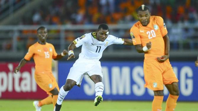 15BDGB. Bata (Equatorial Guinea), 08/02/2015.- Mubarak Wakaso of Ghana (L) shoots at goal past Serey Die of Ivory Coast (R) during the 2015 Africa Cup of Nations final soccer match between Ivory Coast and Ghana at the Bata Stadium in Bata, Equatorial Guinea, 08 February 2015. (República Guinea, Irlanda) EFE/EPA/BARRY ALDWORTH UK AND IRELAND OUT
