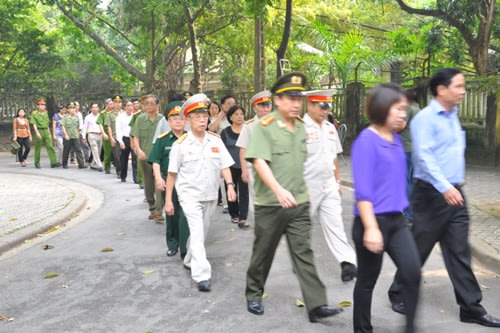 Hàng ngàn người vào viếng Đại tướng Võ Nguyên Giáp Viengthamdaituong11-20131006-100121-719