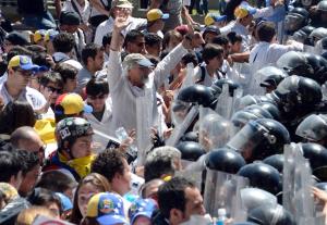 Venezuelan public health personnel face riot police …