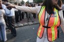 Una de las personas del equipo de emergencia da instrucciones luego de que dos fuertes sismos sacudieran México