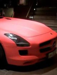Mercedes-Benz Rilis SLS AMG Berwarna Pink?