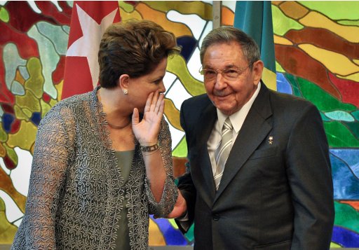 Dilma Rousseff speaks to Raul Castro at Havana's Revolution Palace