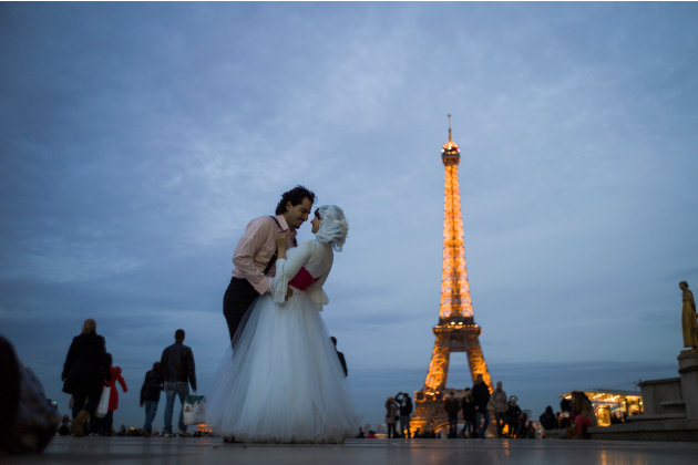 8. قبلة لزوجين مصريين في ساحة تروكاديرو امام برج ايفل في 29 أكتوبر، 2012.