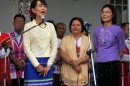 La líder opositora birmana Aung San Suu Kyi (izq)