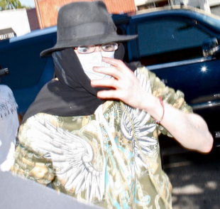 all’asta la sua mascherina per 150mila dollari Alta_1197257_Michael-Jackson