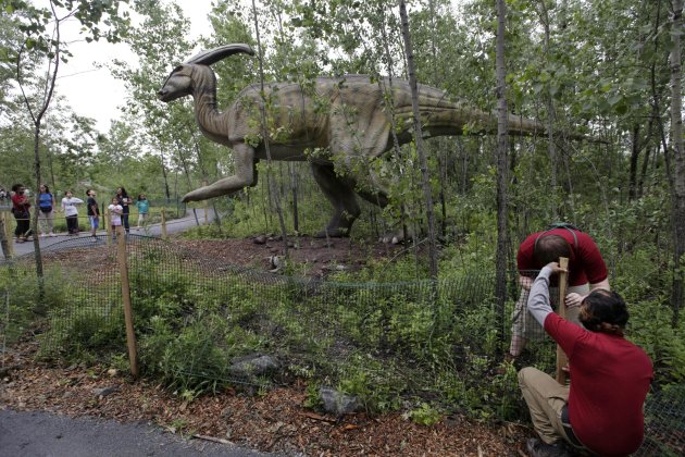 Park of animatronic dinosaurs opens in N.J. A824e05ab402ad0e100f6a7067001765