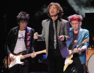 Los Rolling Stones revelaron detalles de su mayor gira en seis años el miércoles, aportando nueve fechas de conciertos en Norte América además de dos conciertos en el Reino Unido tras regresar el año pasado para celebrar sus 50 años en el mundo de la música. En la imagen de archivo, de izquierda a derecha, Ronnie Wood, Mick Jagger y Keith Richards. REUTERS/Carlo Allegri