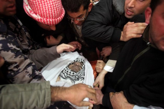  الاف الفلسطينيين يشيعون اسيرا توفي في سجن اسرائيلي 000-Nic6192551-jpg_151447