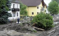 Varios bomberos austriacos participan en las labores de limpieza tras la retirada de las aguas en Hagsdorf (Austria). EFEVarios jóvenes retiran el lodo acumulado en un jardín en la ciudad de Passau (Alemania). EFEVista general de las inundaciones registradas en Dresde (Alemania) tras desbordarse el río Elba. EFE